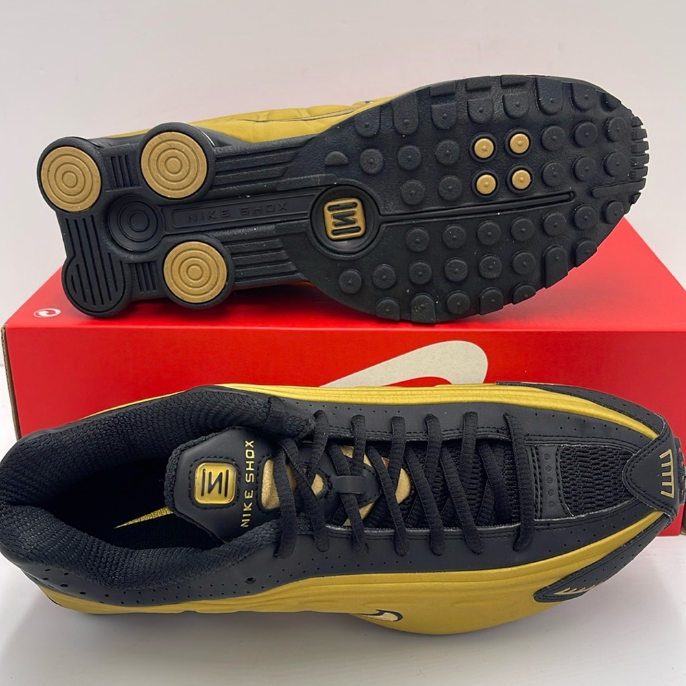 Nike WMNS Shox R4
Sneakers 
Black/Metallic Silver/Metallic
Gold
Style AR3565-005 - Picture 9 of 16